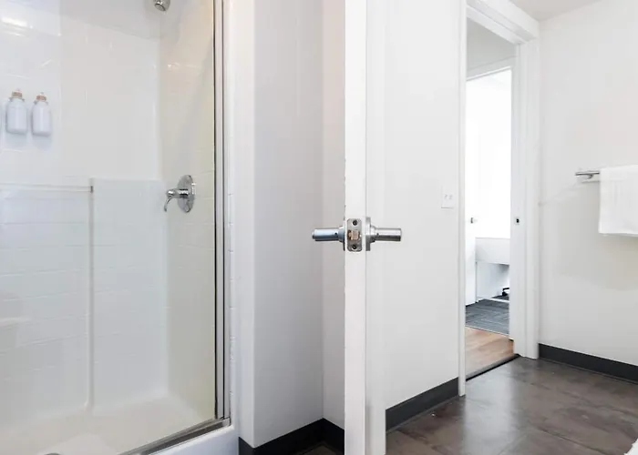 Apartment Downtown With Free In & Out Parking 5