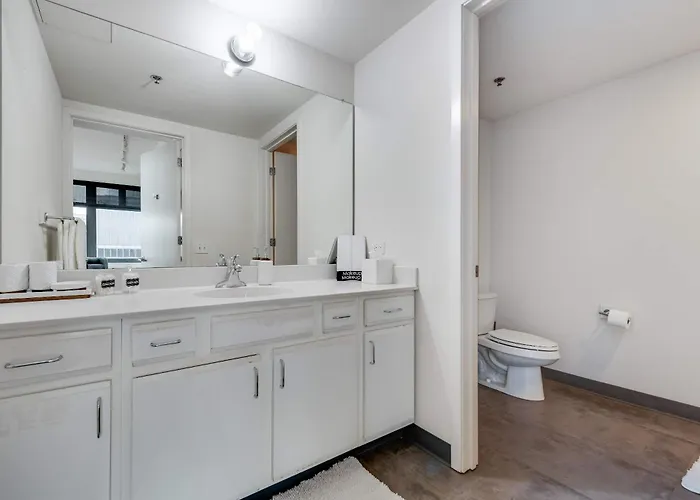 Downtown With Free In & Out Parking 5 Apartment *