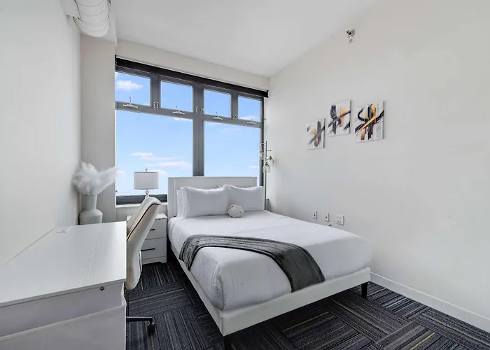 Downtown With Free In & Out Parking 5 Apartment