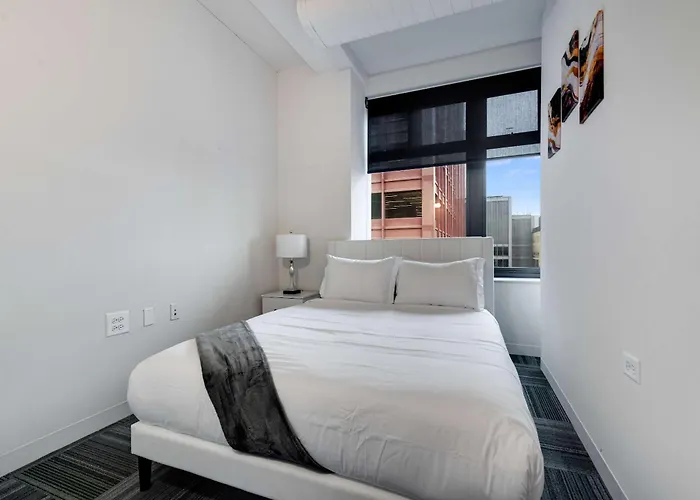 Apartment Downtown With Free In & Out Parking 5