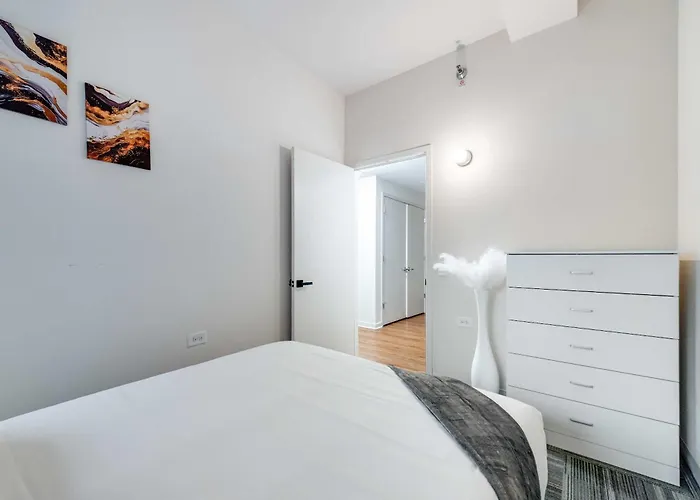 Downtown With Free In & Out Parking 5 Apartment