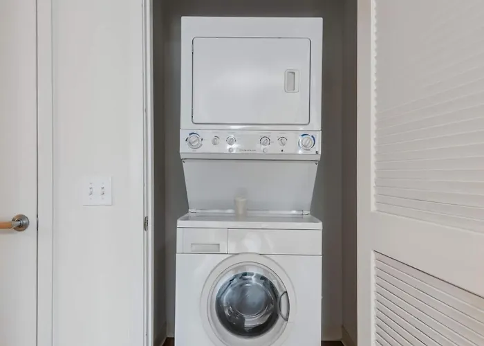 Apartment Downtown With Free In & Out Parking 5 *