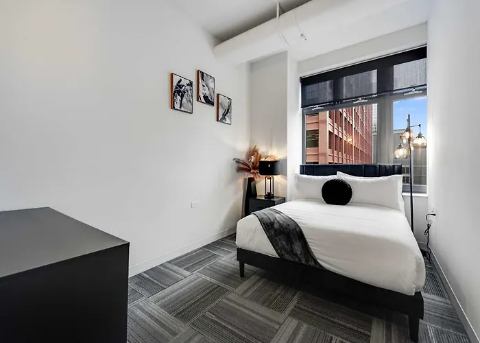 Downtown With Free In & Out Parking 5 Apartment