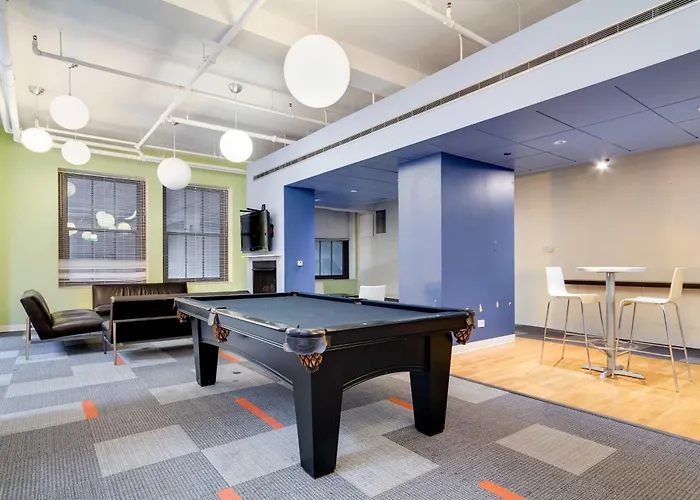 Downtown With Free In & Out Parking 5 Apartment