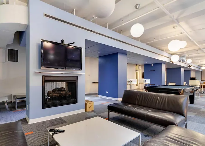 Downtown With Free In & Out Parking 5 Apartment Chicago