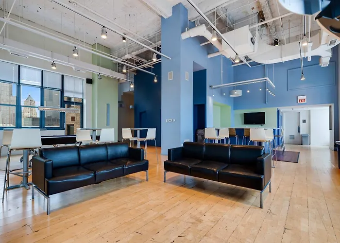 Apartment Downtown With Free In & Out Parking 5